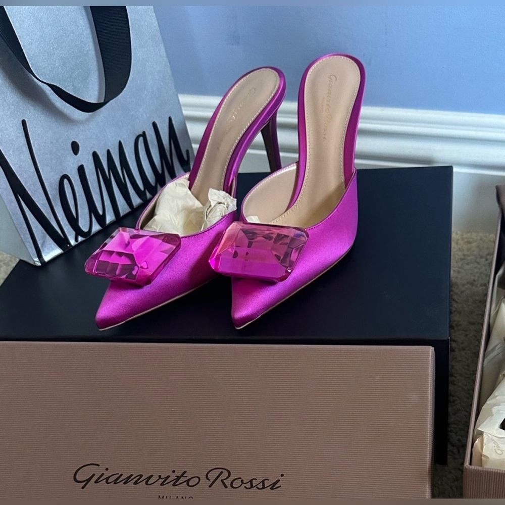 BNIB- size 36 ~Gianvito Rossi Jaipur kitten Heels (Raso Bloom) w embellishment